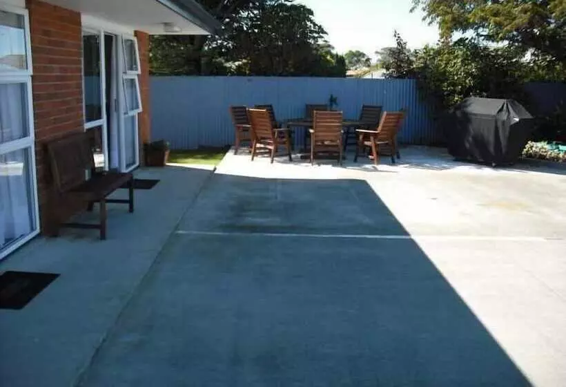 554 Moana Court Motel