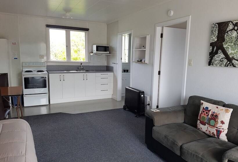 554 Moana Court Motel