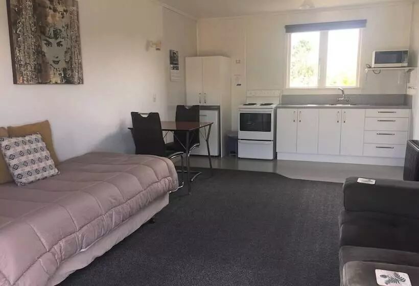 554 Moana Court Motel