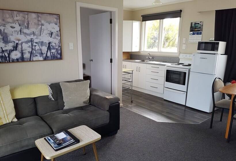 554 Moana Court Motel