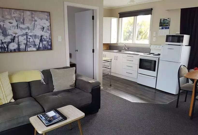 554 Moana Court Motel