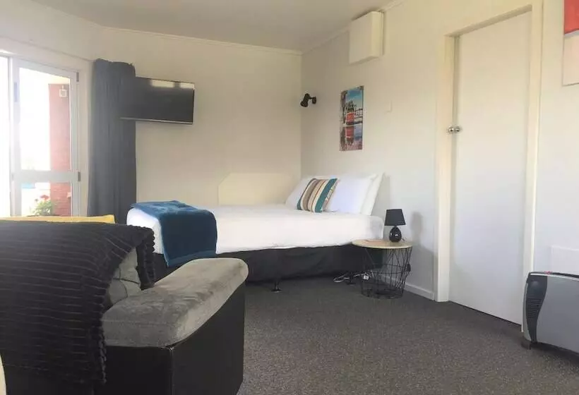 554 Moana Court Motel