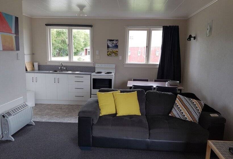 554 Moana Court Motel