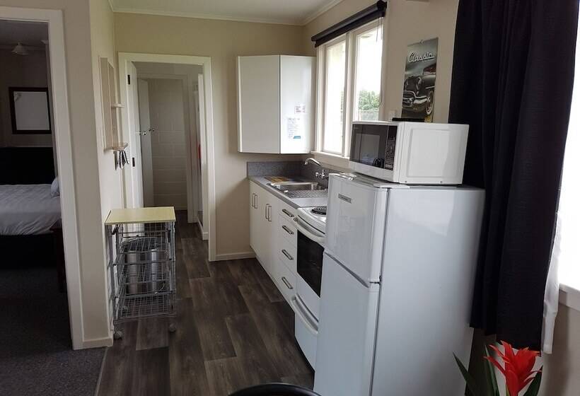 554 Moana Court Motel