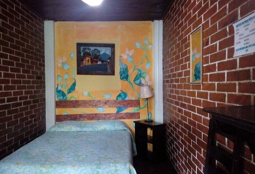 Hostel Y Restaurante Casa Jacaranda