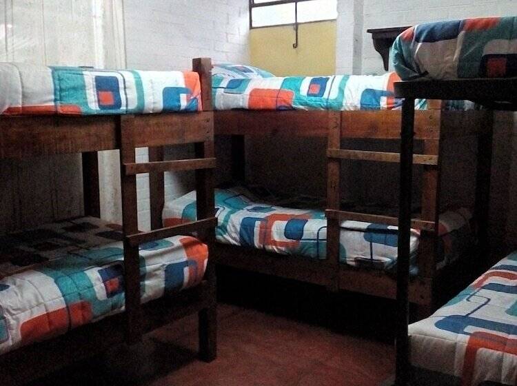 Hostel Y Restaurante Casa Jacaranda