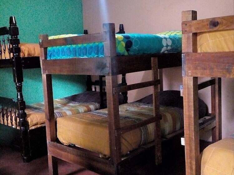 Hostel Y Restaurante Casa Jacaranda