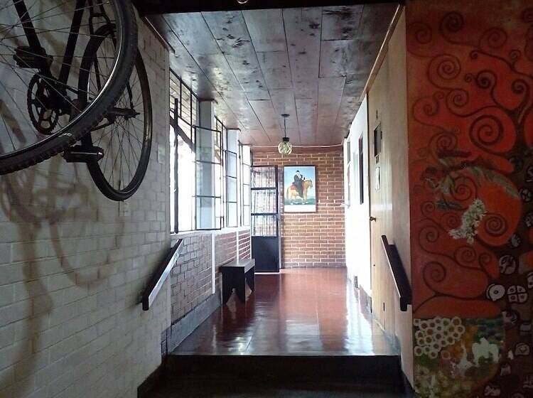 Hostel Y Restaurante Casa Jacaranda