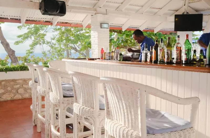 هتل Wahoo Bay Beach Club & Resort