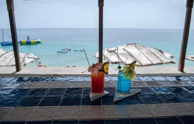 هتل Wahoo Bay Beach Club & Resort