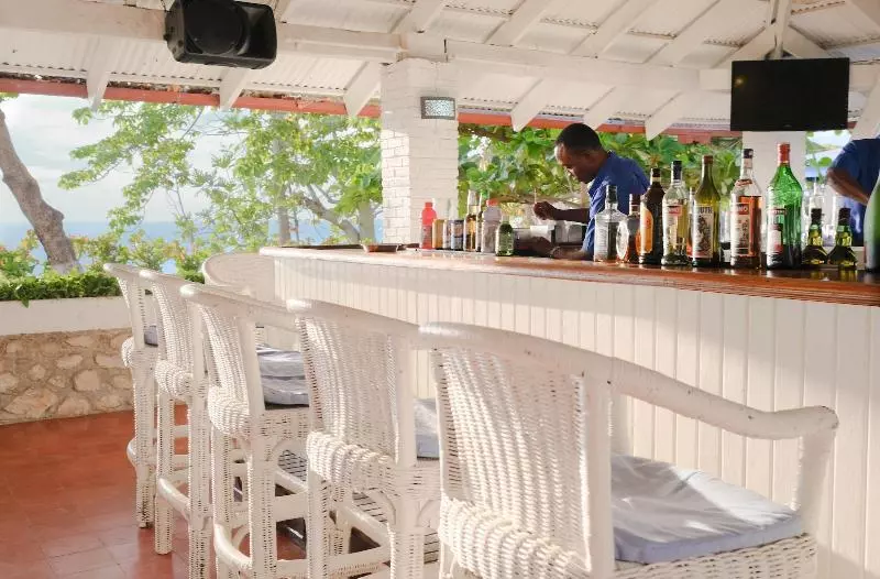 هتل Wahoo Bay Beach Club & Resort