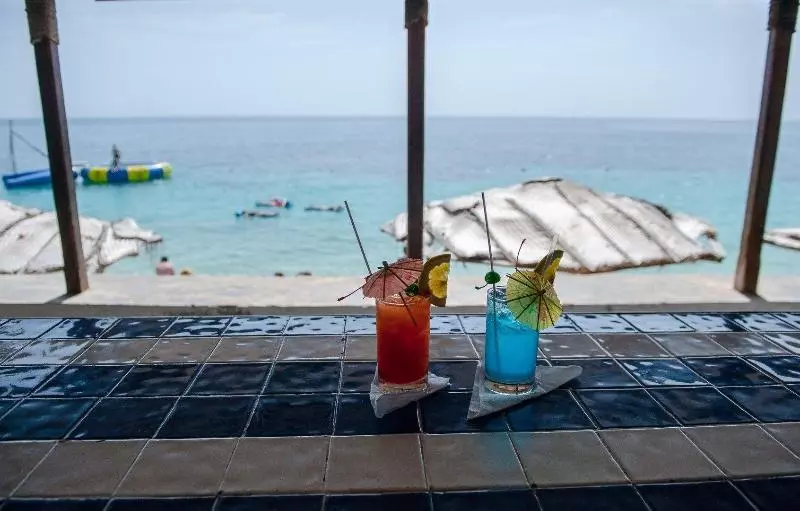 هتل Wahoo Bay Beach Club & Resort