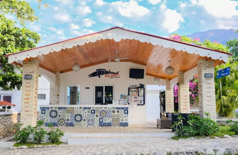 هتل Wahoo Bay Beach Club & Resort