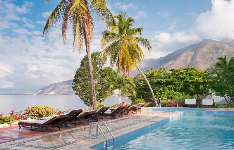 هتل Wahoo Bay Beach Club & Resort