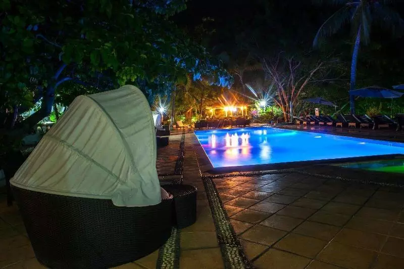 هتل Wahoo Bay Beach Club & Resort