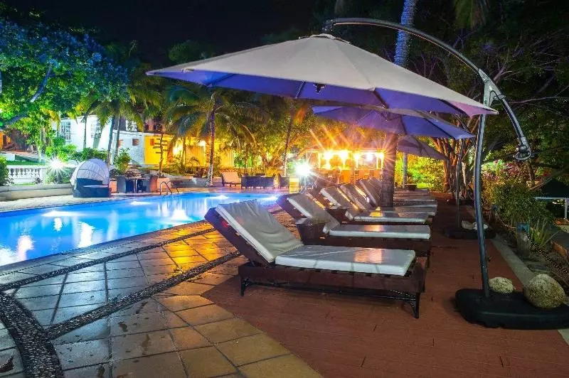 هتل Wahoo Bay Beach Club & Resort