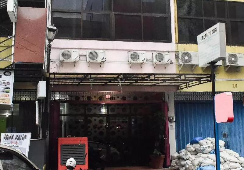 ペンション Reddoorz @ Pettarani Square