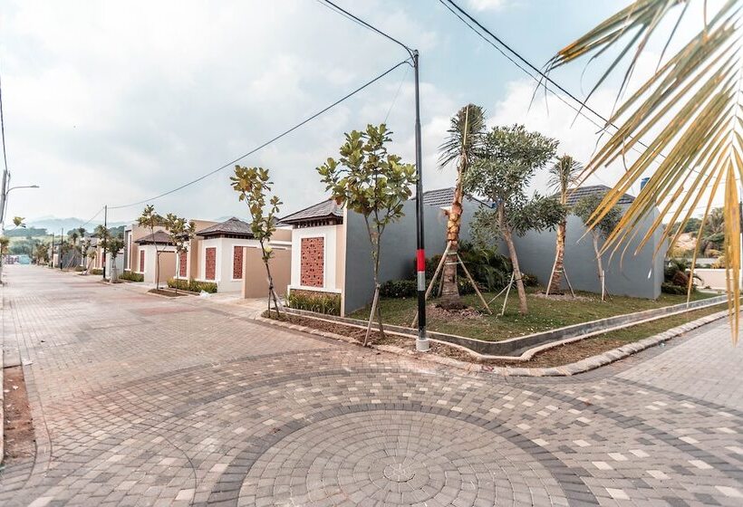 Otel Collection O 9 Villa Ubud Anyer