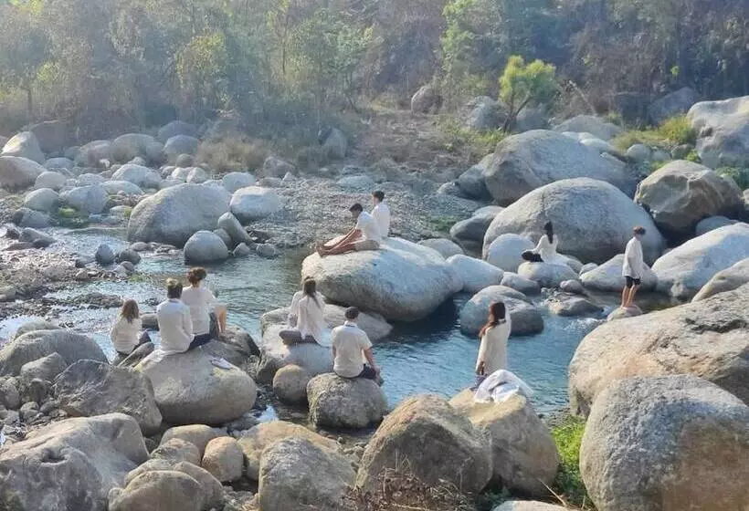 هتل Dev Bhoomi Farms & Cottages