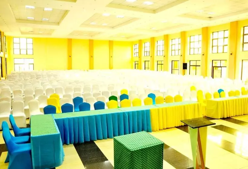 هتل Hilltop Country Club