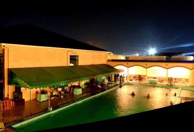 هتل Hilltop Country Club