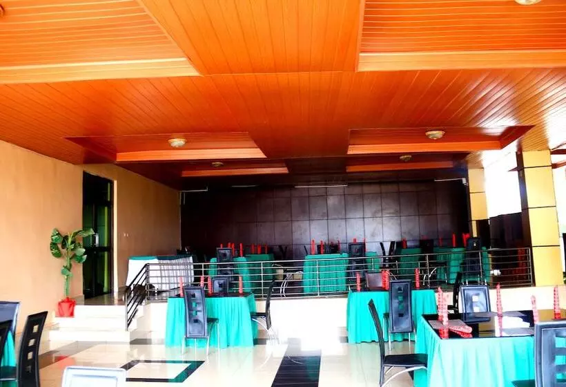 هتل Hilltop Country Club