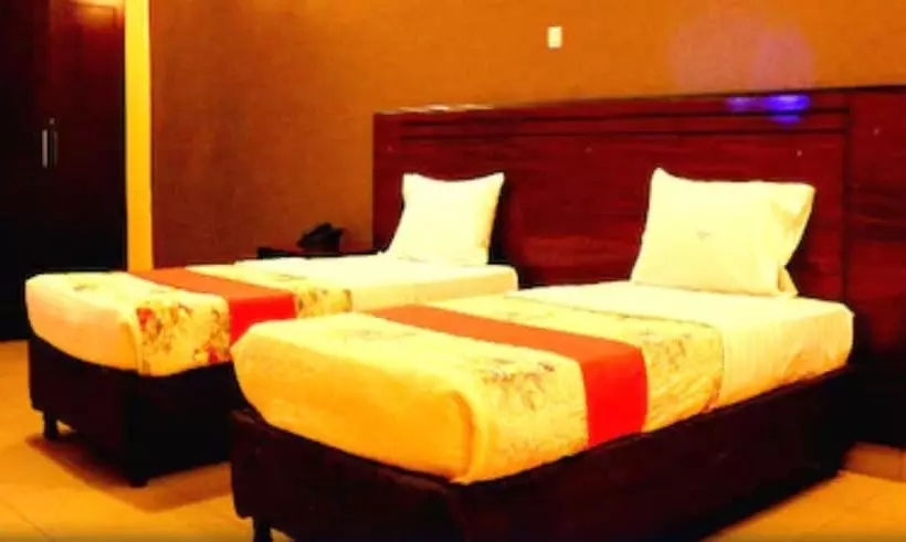 هتل Hilltop Country Club