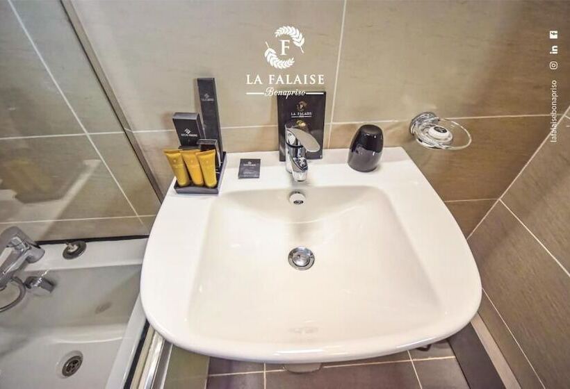 هتل La Falaise Bonapriso