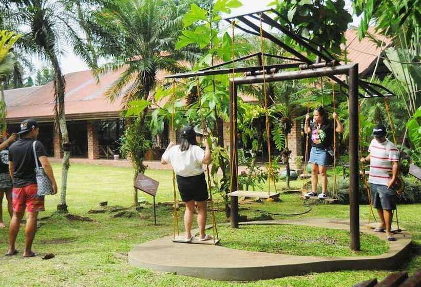 هتل Malagos Garden Resort