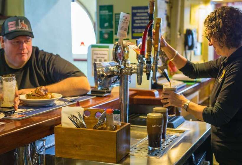 Отель Mickey Bourke S Koroit