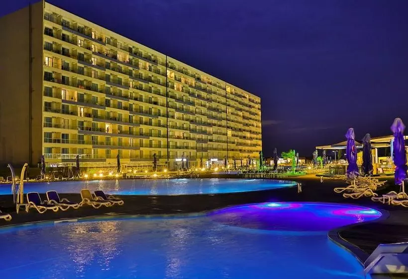 Resort Atrium By The Blaxy