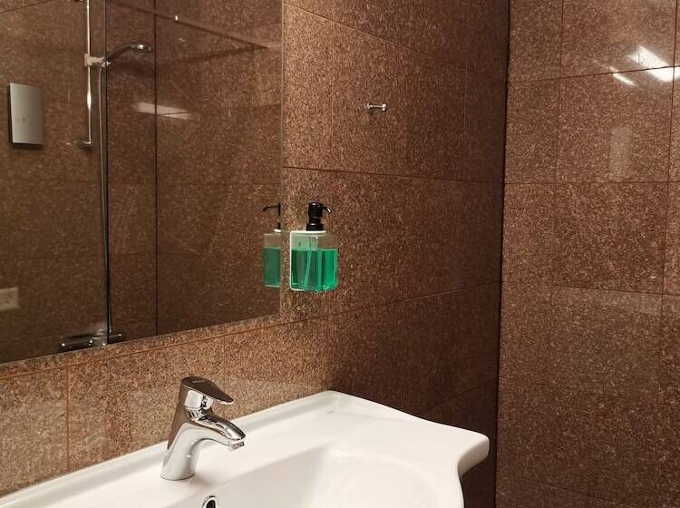 בית מלון כפרי Crystal Plaza