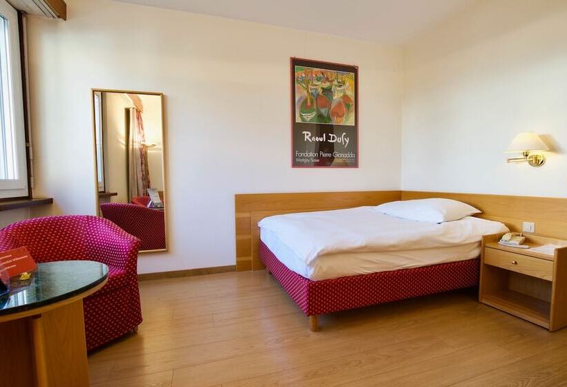 בית מלון כפרי Hôtel Du Rhône