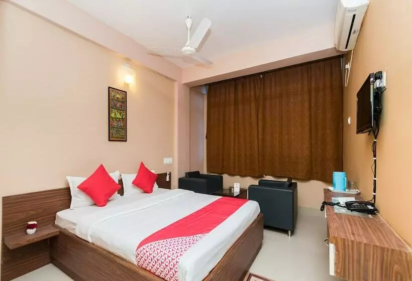 OYO 10398 Hotel Parijayee