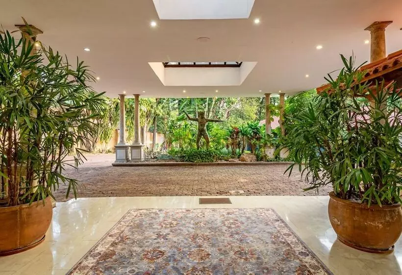 Majatalo Christies At 32 On Russell