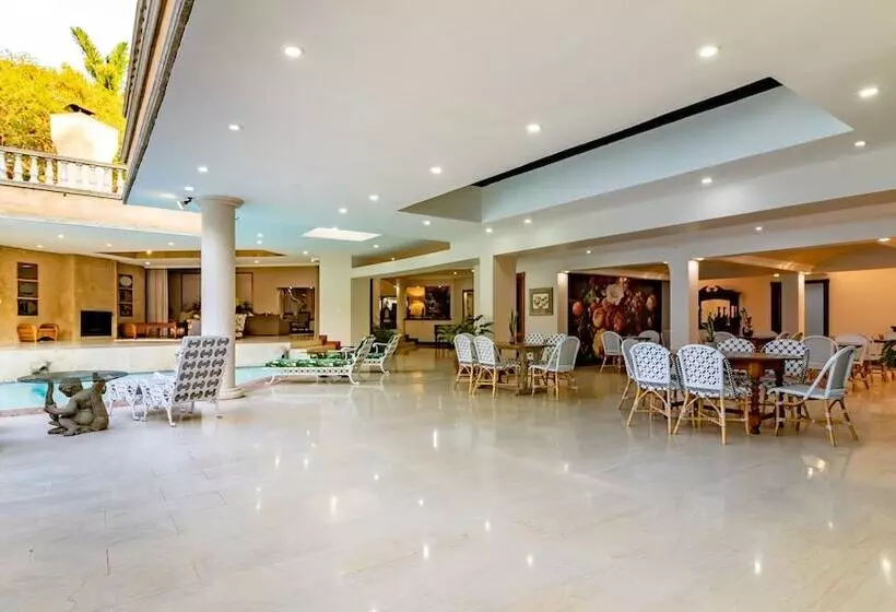 Majatalo Christies At 32 On Russell