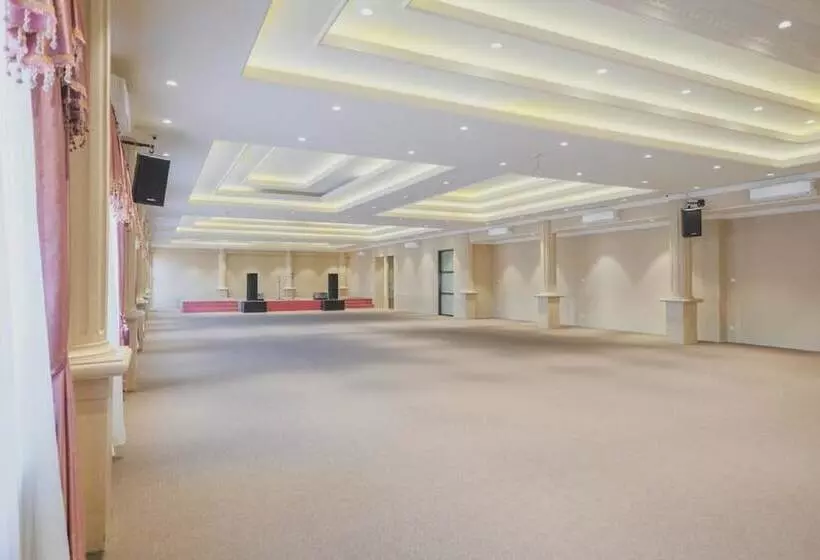 Majatalo Reddoorz Plus Near Soekarno Hatta Airport 2