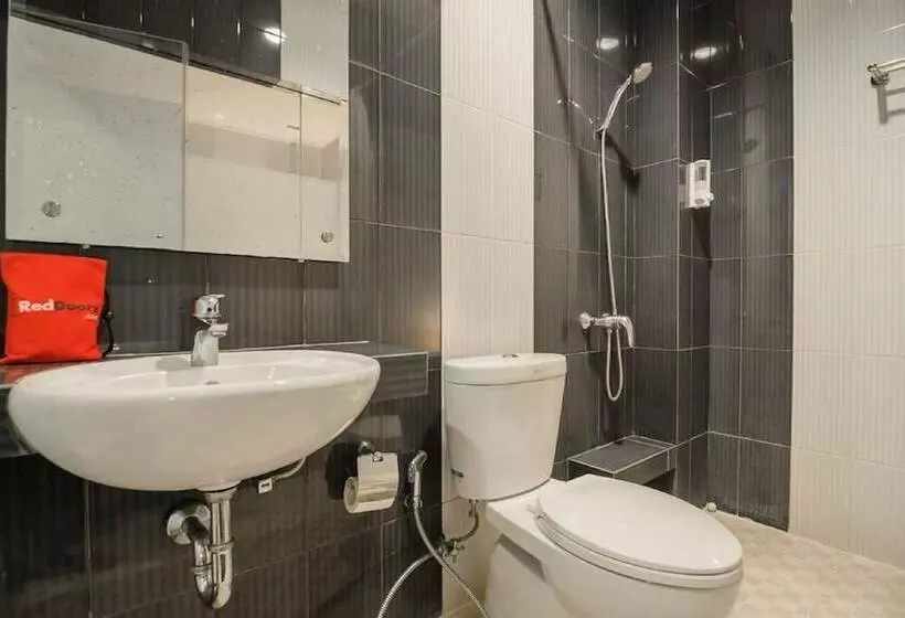 Majatalo Reddoorz Plus Near Soekarno Hatta Airport 2