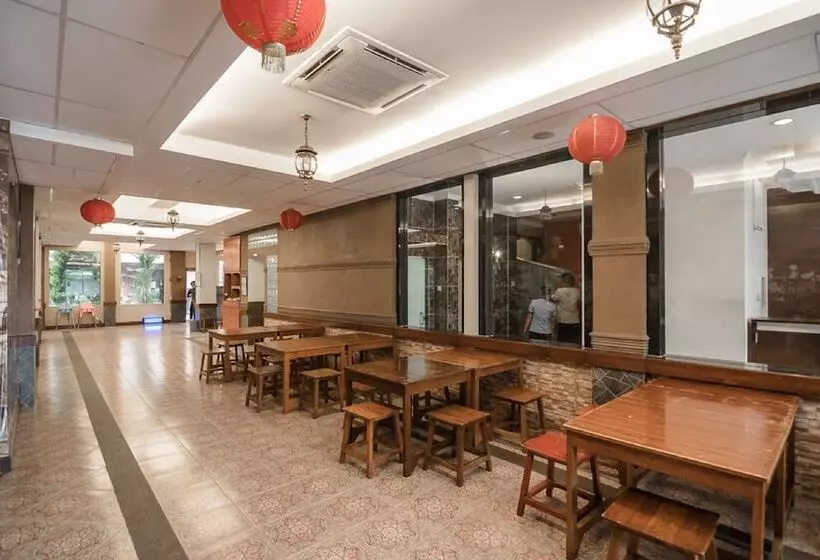 Majatalo Reddoorz Plus Near Soekarno Hatta Airport 2