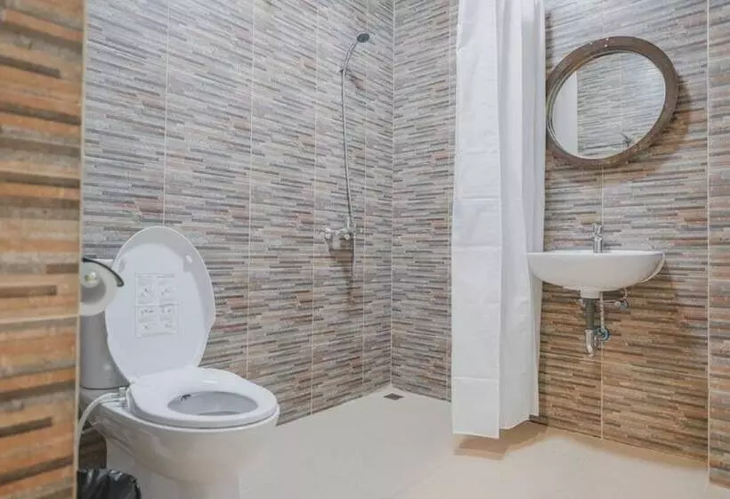 Majatalo Reddoorz Plus Near Soekarno Hatta Airport 2