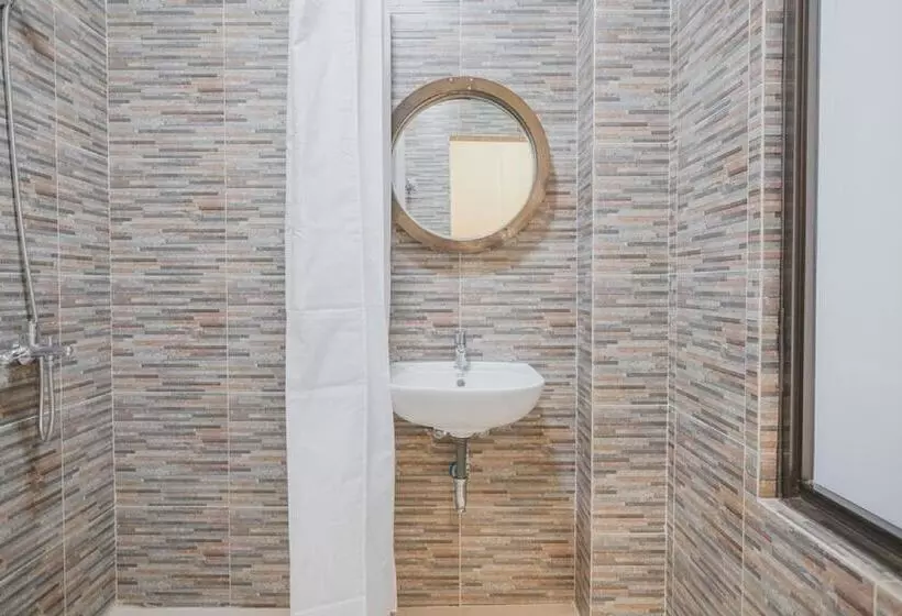 Majatalo Reddoorz Plus Near Soekarno Hatta Airport 2