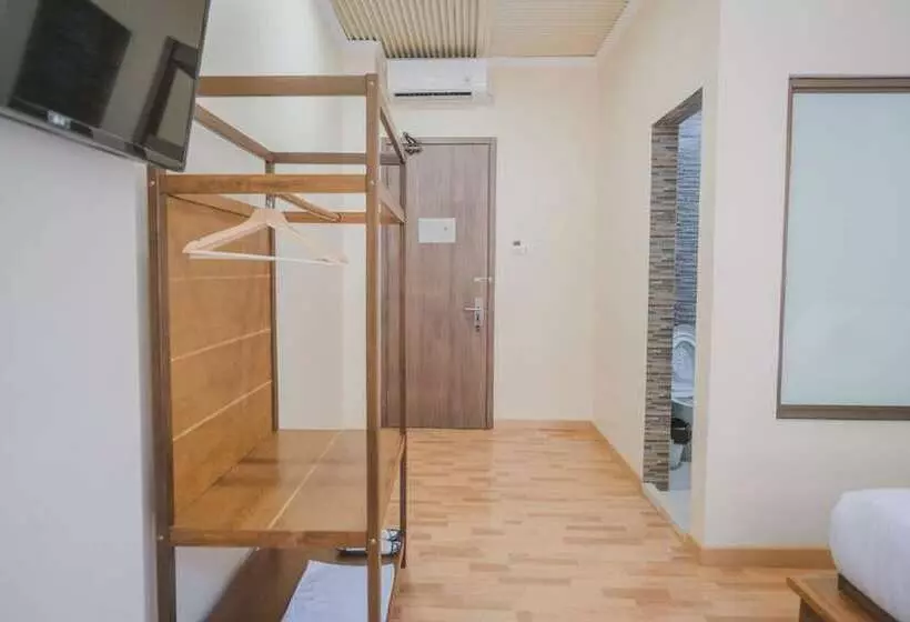 Majatalo Reddoorz Plus Near Soekarno Hatta Airport 2