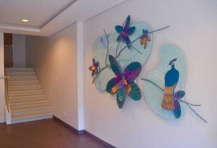 בית מלון כפרי Treetop Suites