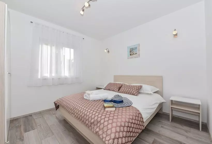 Apartments Ana Vrsi