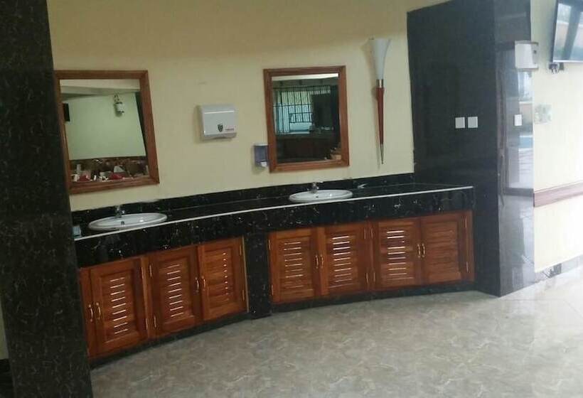 هتل Jambo Travellers