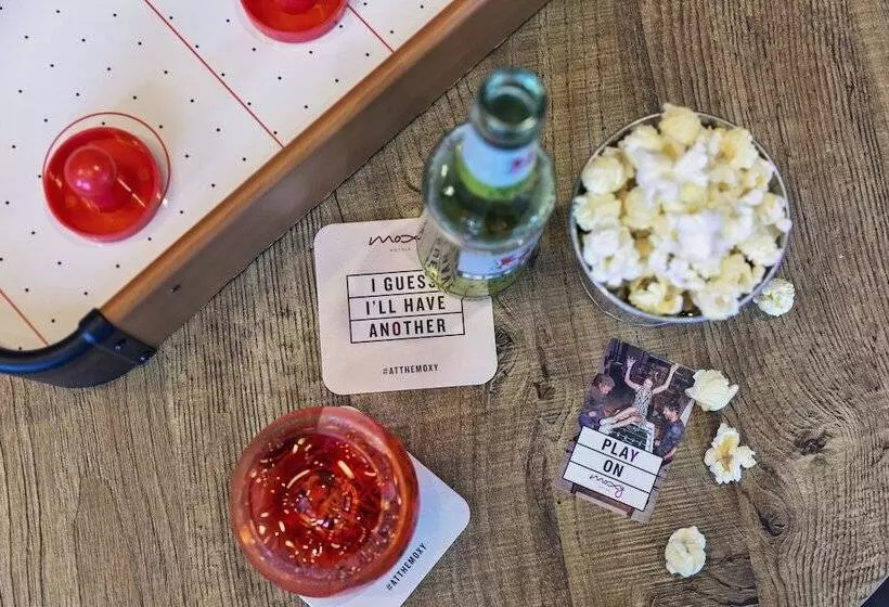 ホテル Moxy Frankfurt Airport Kelsterbach