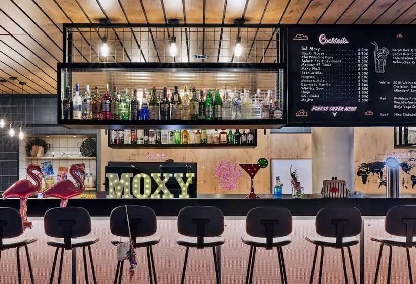 ホテル Moxy Frankfurt Airport Kelsterbach