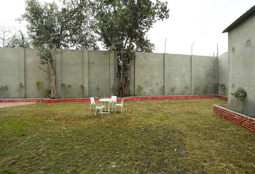 בית מלון כפרי Qlark Rooms & Lawn By Oyo Rooms