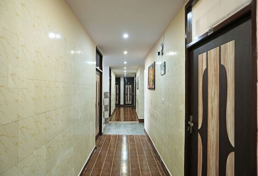 בית מלון כפרי Qlark Rooms & Lawn By Oyo Rooms