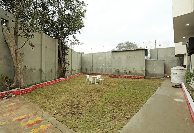 בית מלון כפרי Qlark Rooms & Lawn By Oyo Rooms